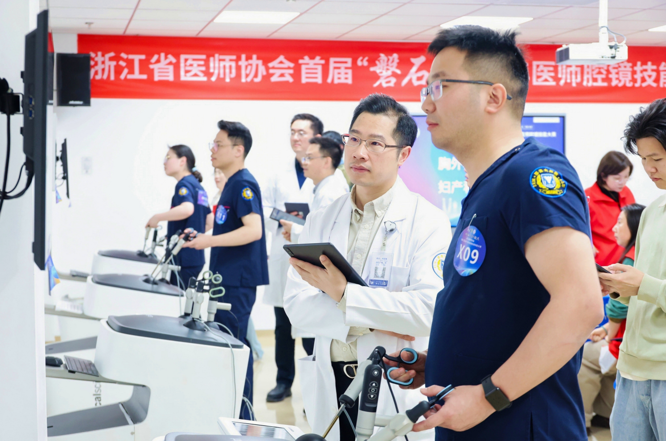 174703512751042836.png 胸外科赛道参赛选手在虚拟器上完成胸腔镜下“胸腔肺叶切除”手术操作.png