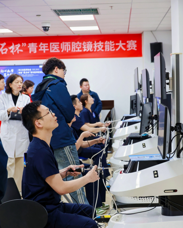 174703529923631183.png 妇产科赛道选手在腔镜虚拟器上进行“子宫息肉切除”“ 黏膜下肌瘤切除”手术操作.png