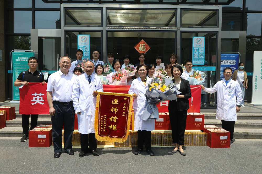 159764969542606529.jpg 2020年5月 慰问一线归来的“医师楷模”李兰娟院士_meitu_2.jpg